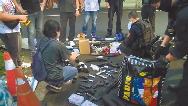 台北市刑大捣破天道盟军火库，抄出24长短枪1200发子弹，全赖给遭杀淡水角头。(北市刑大提供)