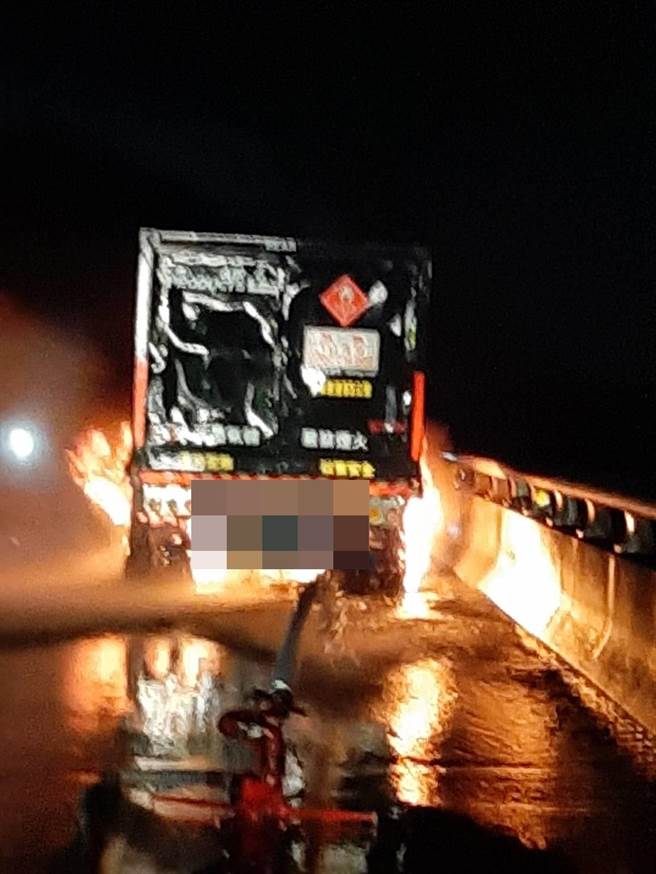 台88线7日深夜发生化学槽车后轮胎起火意外，火烟窜高，情势一度危急，所幸消防员冒险抢救，顺利扑灭，无人伤亡。（翻摄照片／石秀华高雄传真）