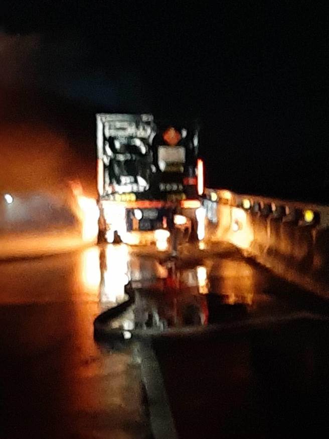 化学槽车深夜起火，火光和黑烟窜起，所幸消防员40分钟后扑灭火势，无人受伤。（翻摄照片／石秀华高雄传真）