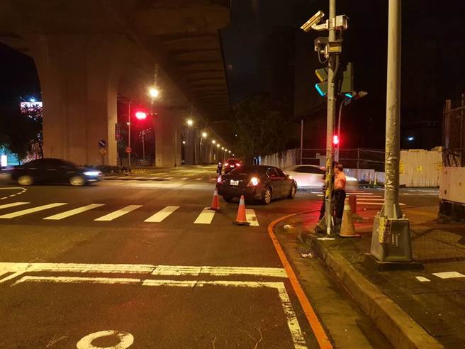 中市太平區昨天深夜發生死亡車禍，1名男騎士與自小客車發生撞擊，傷重送醫不治。（民眾提供／陳淑芬台中傳真）