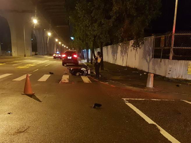 中市太平區昨天深夜發生死亡車禍，1名男騎士與自小客車發生撞擊，傷重送醫不治。（民眾提供／陳淑芬台中傳真）