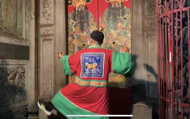 7日晚间11时、农历七月初一子时到，新竹都城隍庙的开虎门仪式在三川殿登场，象微农历七月正式到来。（陈育贤摄）