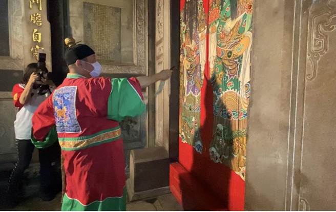 7日晚间11时、农历七月初一子时到，新竹都城隍庙的开虎门仪式在三川殿登场，象微农历七月正式到来。（陈育贤摄）