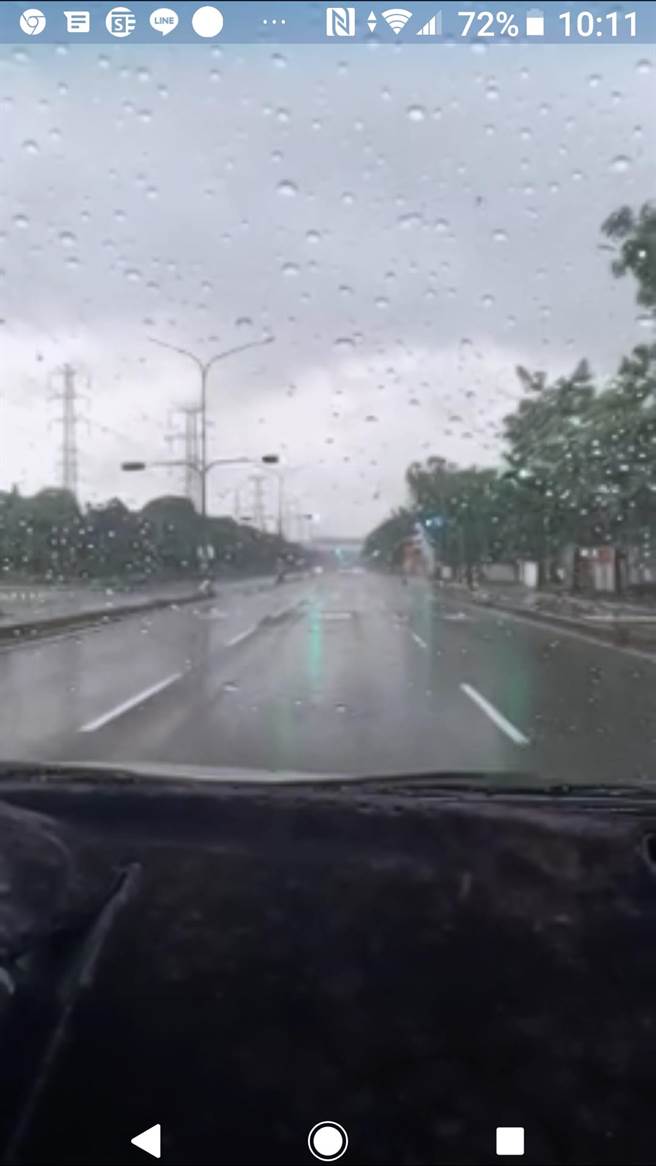高雄沿海路经过大雨完好如初。(图翻摄自李四川脸书)