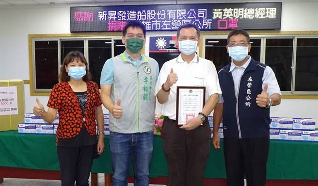 左營區長胡俊雄（右）遭投訴無視防疫規定，帶頭群聚、脫口罩合影。（本報資料照片）