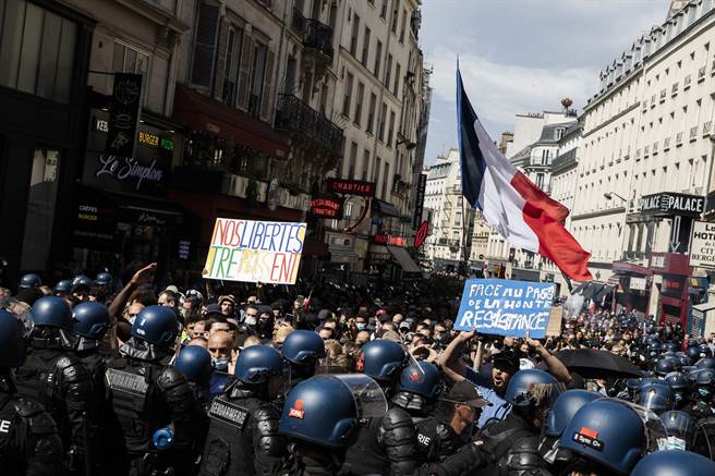 逾23万民眾今天连续第4个周末在法国各地上街抗议，也是迄今最大规模的反健康通行证示威抗议。(图／美联社)