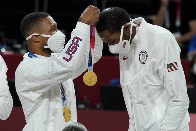 利拉德(左)替杜蘭特戴上金牌。(美聯社資料照)