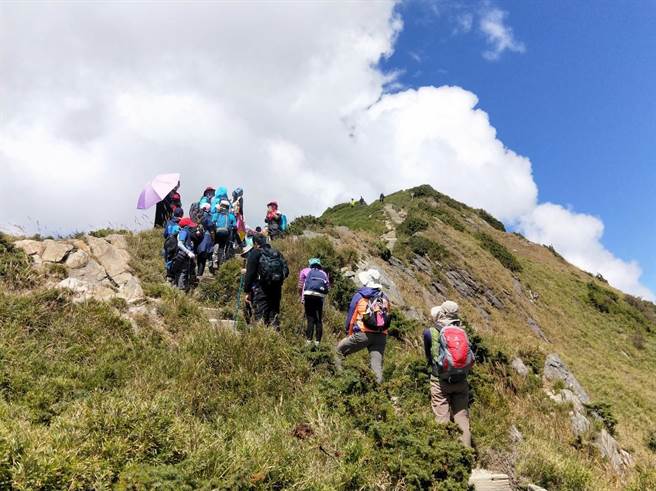 109年戶外教育優質教案徵選特優新竹市光武國中「空中的島嶼－合歡山高山課程：『台灣的高山冰河地形』」課程。（教育部提供／林志成台北傳真）