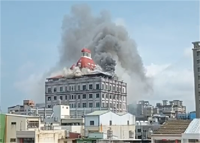 梧棲美食地標「新天地餐廳」頂樓大火，警消出動雲梯車搶救。(翻攝自記者爆料網)