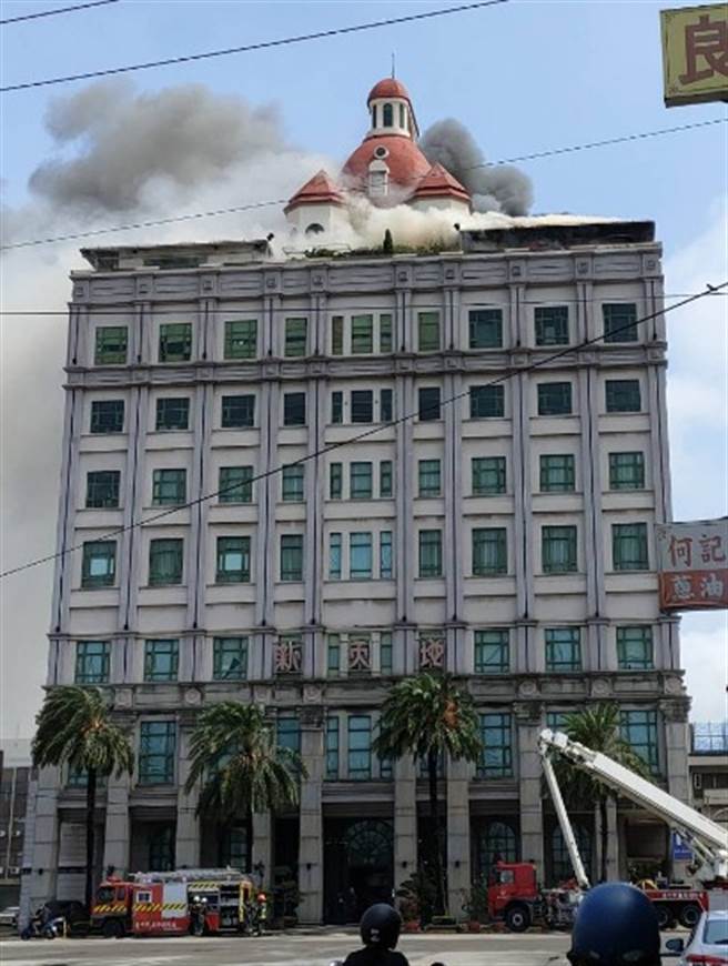 梧棲美食地標「新天地餐廳」頂樓大火，警消出動雲梯車搶救。(翻攝自記者爆料網)