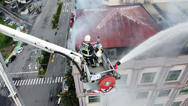 台中梧棲新天地8樓頂鐵皮加蓋倉庫失火，警消出動雲梯車從高空灑水灌救。（台中市消防局提供/王文吉台中傳真）