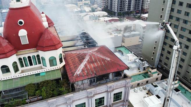 台中梧棲新天地8樓頂鐵皮加蓋倉庫失火，警消出動雲梯車從高空灑水灌救。（台中市消防局提供/王文吉台中傳真）
