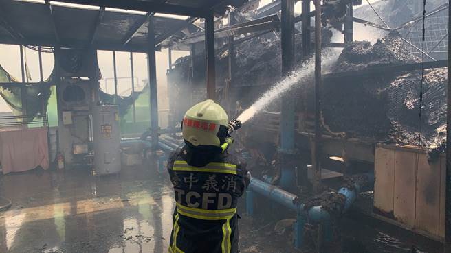 台中梧棲新天地8樓頂鐵皮加蓋倉庫失火，警消出動雲梯車從高空灑水灌救。（台中市消防局提供/王文吉台中傳真）