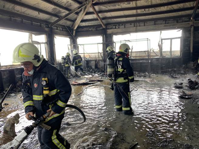 台中梧棲新天地8樓頂鐵皮加蓋倉庫失火，警消出動雲梯車從高空灑水灌救。（台中市消防局提供/王文吉台中傳真）