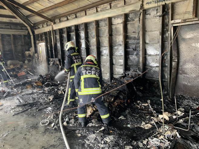 台中梧棲新天地8樓頂鐵皮加蓋倉庫失火，警消出動雲梯車從高空灑水灌救。（台中市消防局提供/王文吉台中傳真）