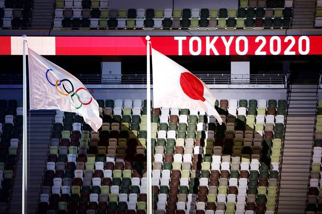本屆東京奧運官方支出為154億美元（約新台幣4284億元），尤其延遲一年舉辦，額外增加成本，是史上最貴奧運，美聯社指出，國際奧會靠著轉播權利金成為最大贏家。圖為東奧開幕式畫面。（資料照／TPG、達志影像）