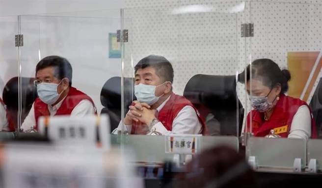 中央流行疫情指挥中心指挥官陈时中(中)。(取自蔡英文脸书)