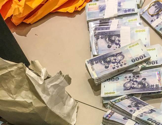 新竹檢警破獲彭姓退休女校長宗教詐財案，拆封紙袋取出詐騙贓款。（本報資料照片）