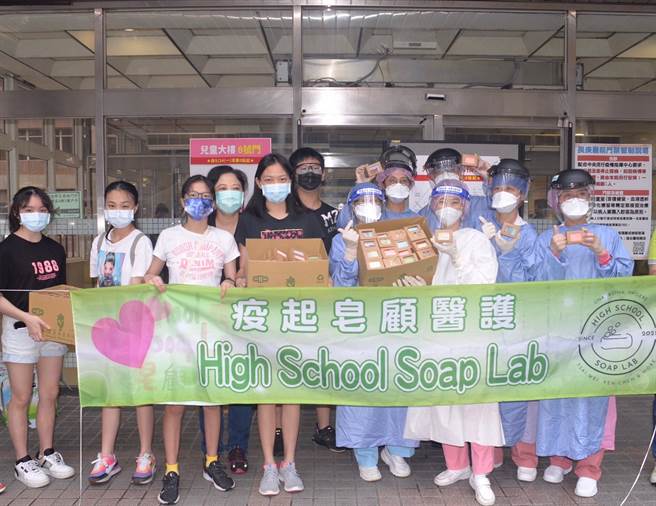 高中生自发「疫起皂顾医护」的活动，以一个月时间，亲手制作1000个手工香皂，前往长庚医院亲赠给第一线防疫医护人员获得热量响应。(戴志扬翻摄)