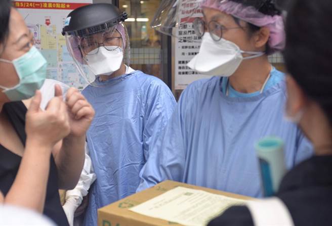 高中生自发「疫起皂顾医护」的活动，以一个月时间，亲手制作1000个手工香皂，前往长庚医院亲赠给第一线防疫医护人员获得热量响应。(戴志扬翻摄)