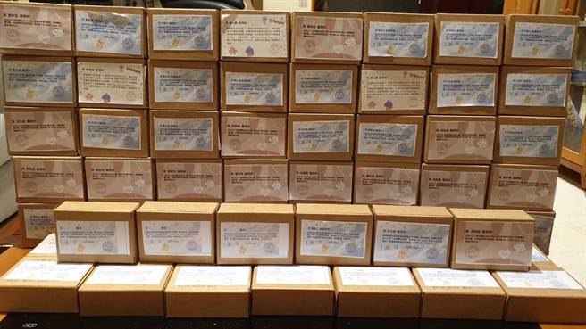 孩子们针对每位医护人员「客制化」，为每一种不同特色的肥皂，煞费苦心一个一个key在自己设计的卡片上&列印，并写出多款不同的感谢文的卡片，成为独一无二的个人专属纪念款。(戴志扬翻摄)