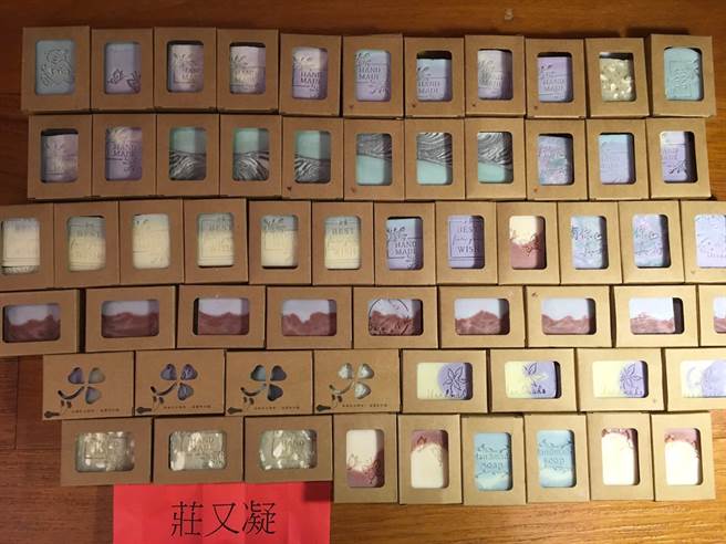 孩子们针对每位医护人员「客制化」，为每一种不同特色的肥皂，煞费苦心一个一个key在自己设计的卡片上&列印，并写出多款不同的感谢文的卡片，成为独一无二的个人专属纪念款。(戴志扬翻摄)