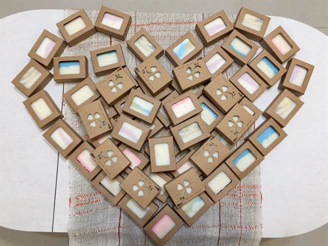 孩子们针对每位医护人员「客制化」，为每一种不同特色的肥皂，煞费苦心一个一个key在自己设计的卡片上&列印，并写出多款不同的感谢文的卡片，成为独一无二的个人专属纪念款。(戴志扬翻摄)