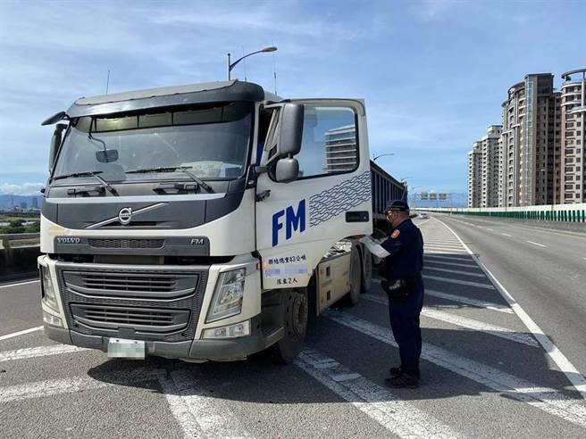 新北警明起将执行大型车大执法。（新北市交通警察大队提供）
