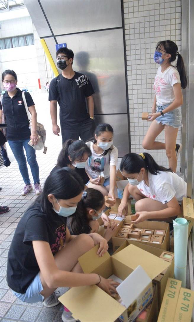 孩子们针对每位医护人员「客制化」，为每一种不同特色的肥皂，煞费苦心一个一个key在自己设计的卡片上&列印，并写出多款不同的感谢文的卡片，成为独一无二的个人专属纪念款。(戴志扬翻摄)