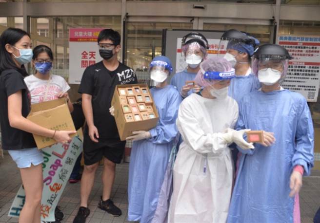 高中生自发「疫起皂顾医护」的活动，以一个月时间，亲手制作1000个手工香皂，前往长庚医院亲赠给第一线防疫医护人员获得热量响应。(戴志扬翻摄)