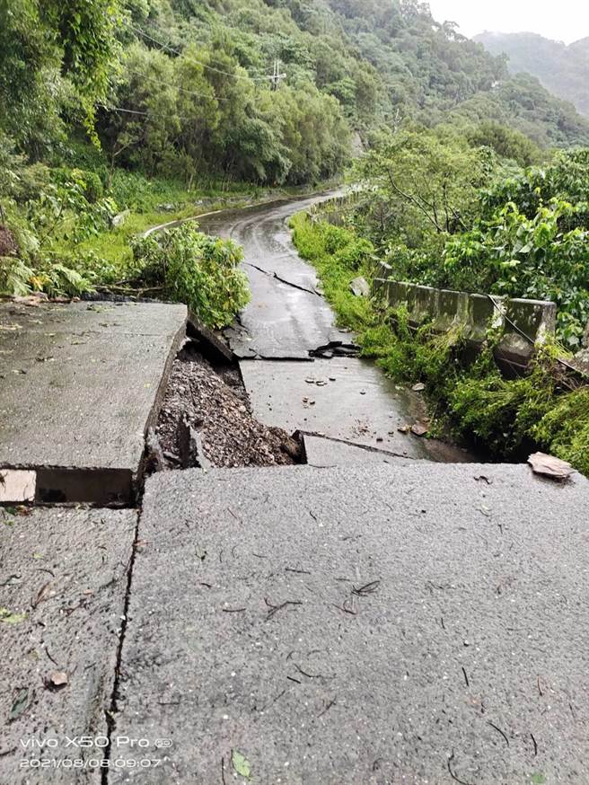 道路阻断无法抢修，三地门乡338户停电。（台电提供／谢佳潾屏东传真）