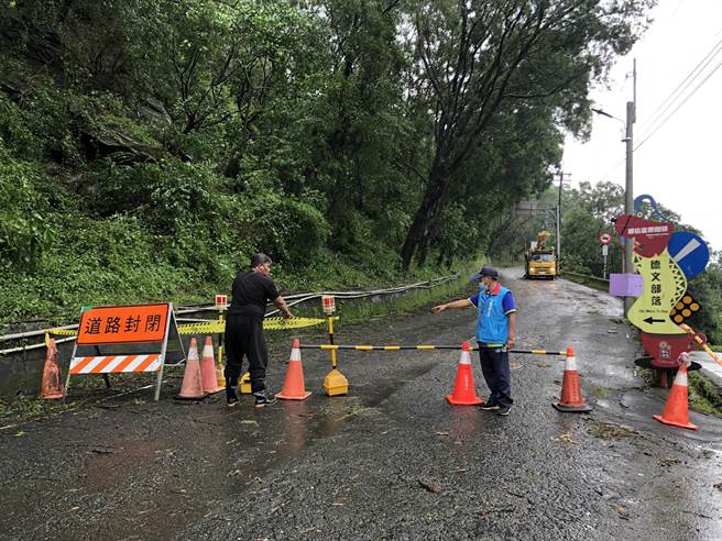 道路阻断无法抢修，三地门乡338户停电。（台电提供／谢佳潾屏东传真）