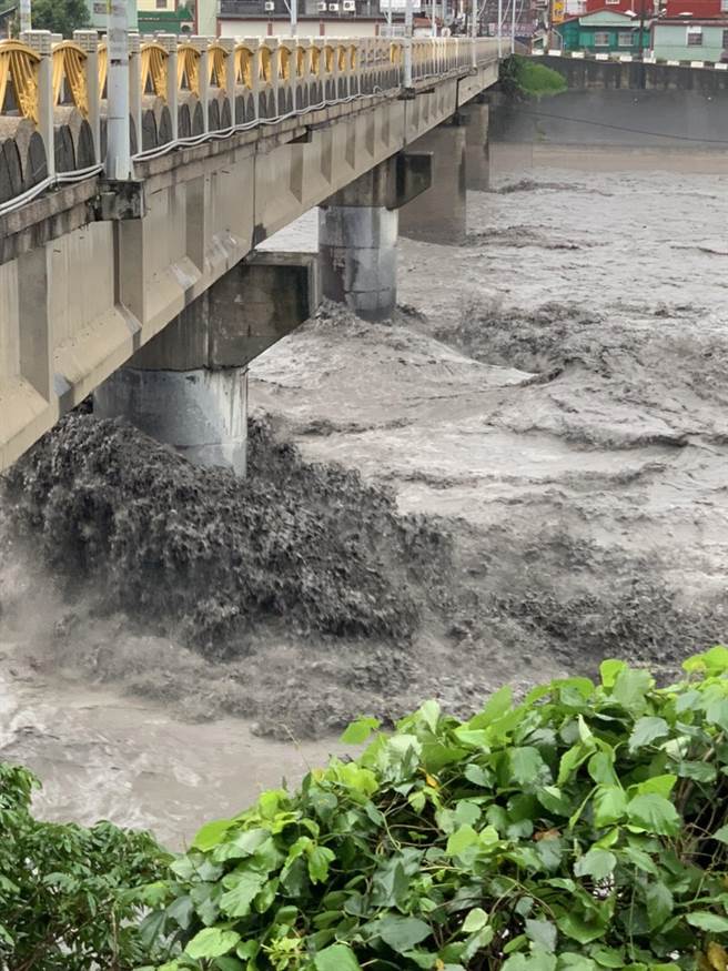 三地门乡长车牧勒萨以．拉勒格安表示，三地门大桥旧桥上次被冲断而新造的桥墩，今天仍是溪水冲刷的集中点，因此，还不能开放。（三地门乡公所提供／谢佳潾屏东传真）