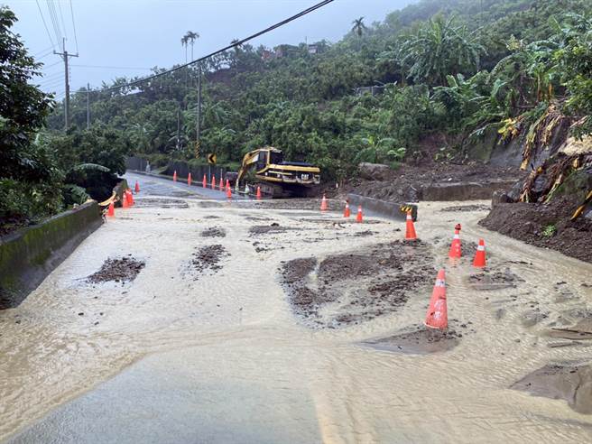 旺盛西南气流引进豪大雨狠炸南台湾，台南市山区道路泥流滚滚。（工务局提供／洪荣志台南传真）