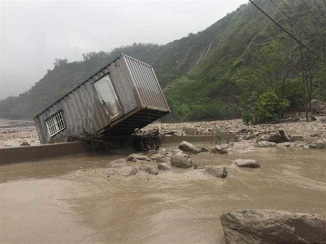 連日降雨，台灣山區發布5縣發布大規模崩塌紅黃警戒，以及7縣358條土石流紅黃警戒。圖為貨櫃屋被土石流沖至荖濃溪和玉穗溪交界處騰空懸在石塊上。（讀者提供／石秀華高雄傳真）

