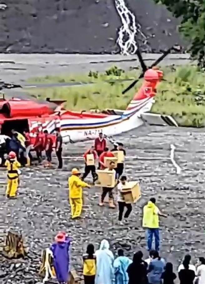 直升机运送物资到桃源区復兴里，民眾搬运物资。（翻摄照片／林瑞益高雄传真）