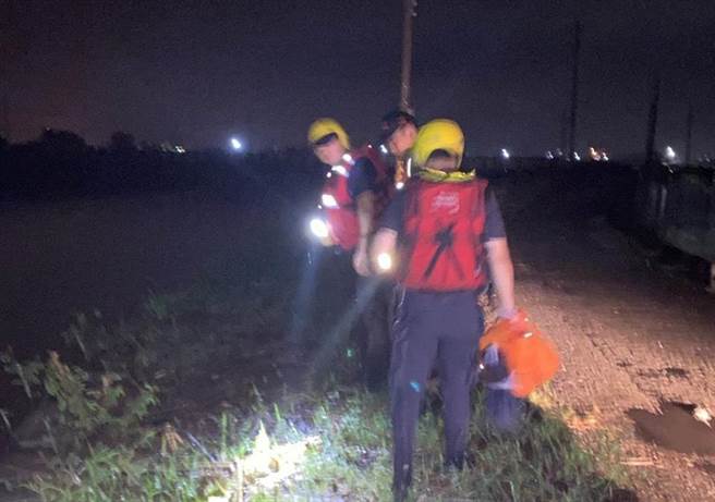 男子暴雨中跌落水溝遭沖走，南州警消搜救一夜無下落。(謝佳潾翻攝/屏東傳真)