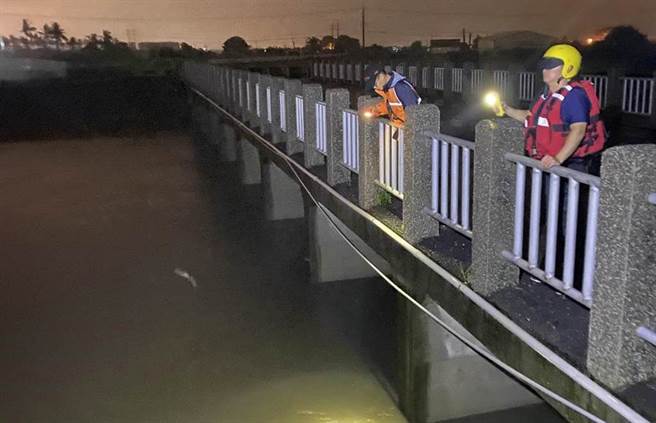 男子暴雨中跌落水溝遭沖走，南州警消搜救一夜無下落。(謝佳潾翻攝/屏東傳真)