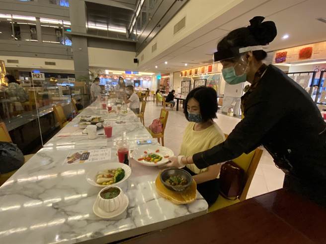 嘉义巿自8月10日起恢復餐饮内用，图为耐斯王子大饭店服务人员为客人上菜。（廖素慧摄）