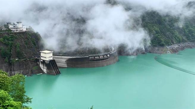 德基水庫一天狂灌1718萬噸水量，水位迅速爬升5公尺，距離滿水位還有13公尺。（民眾提供／王文吉台中傳真）