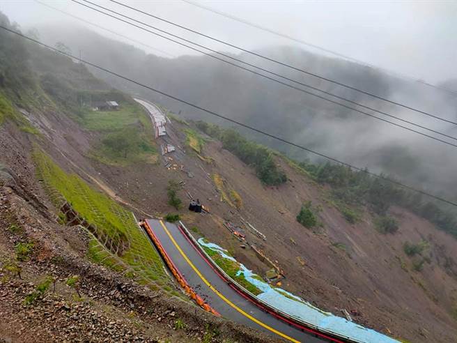 恐怖畫面曝光高雄藤枝林道山壁大坍方道路遭吞噬 社會 中時新聞網