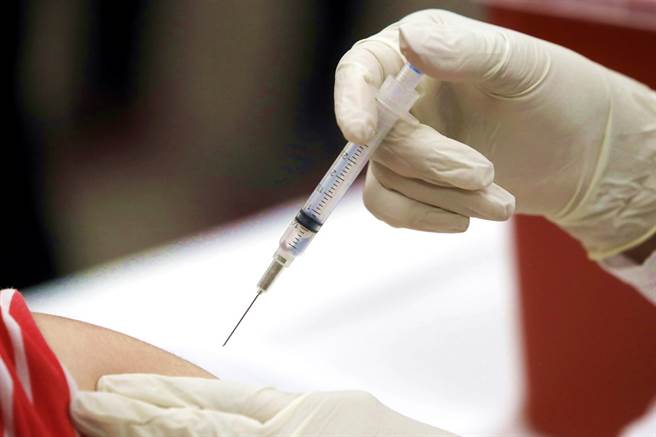 美国研究发现，打过流感疫苗的人，能够大幅降低感染新冠肺炎后演变为重症的风险。（资料照／美联社）