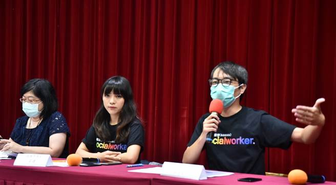 高雄市議員黃捷（中）去年10月為高雄晚晴協會的被害人發聲。（本報資料照片）