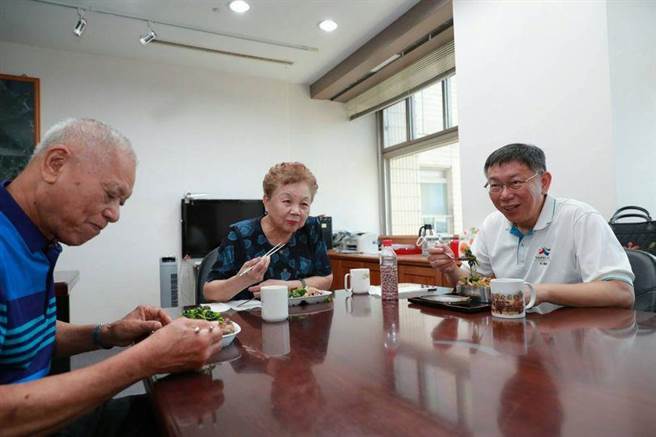 柯文哲透露，因工作关系鲜少回新竹老家陪父母。（资料照／摘自柯文哲脸书）