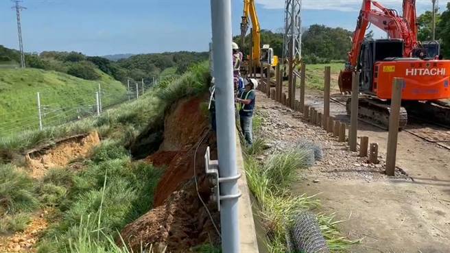 高鐵公司緊急在通霄平頂路旁邊坡滑落災變現場埋設鋼梁椿以穩定邊坡。（讀者提供／謝明俊苗栗傳真）