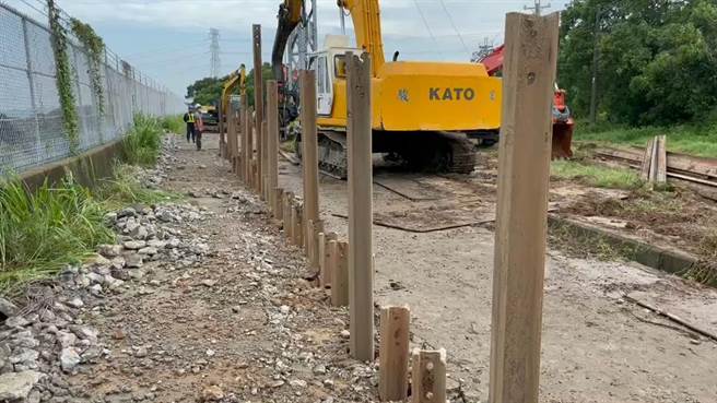 高鐵公司緊急在通霄平頂路旁邊坡滑落災變現場埋設鋼梁椿以穩定邊坡。（讀者提供／謝明俊苗栗傳真）