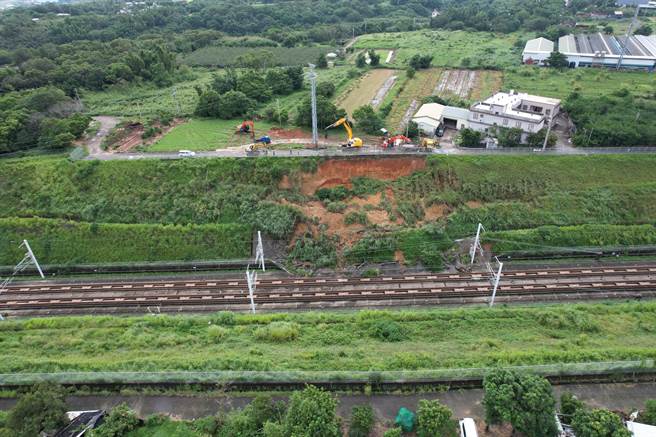 高鐵通霄邊坡滑落現場鳥瞰圖。（讀者提供／謝明俊苗栗傳真）