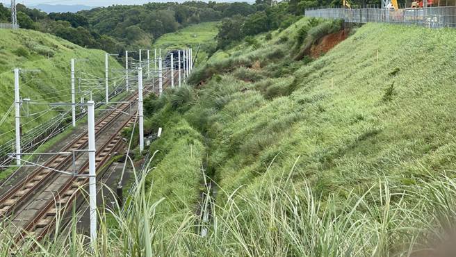 高鐵通霄邊坡滑落現場。（讀者提供／謝明俊苗栗傳真）