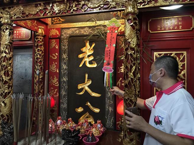 今天下午基隆开基老大公庙举行「开龛门」仪式。（陈彩玲摄）