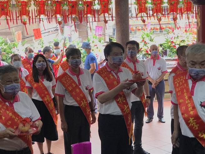约莫下午1点半，道士开始诵经，并焚香祝寿、三献礼。（陈彩玲摄）